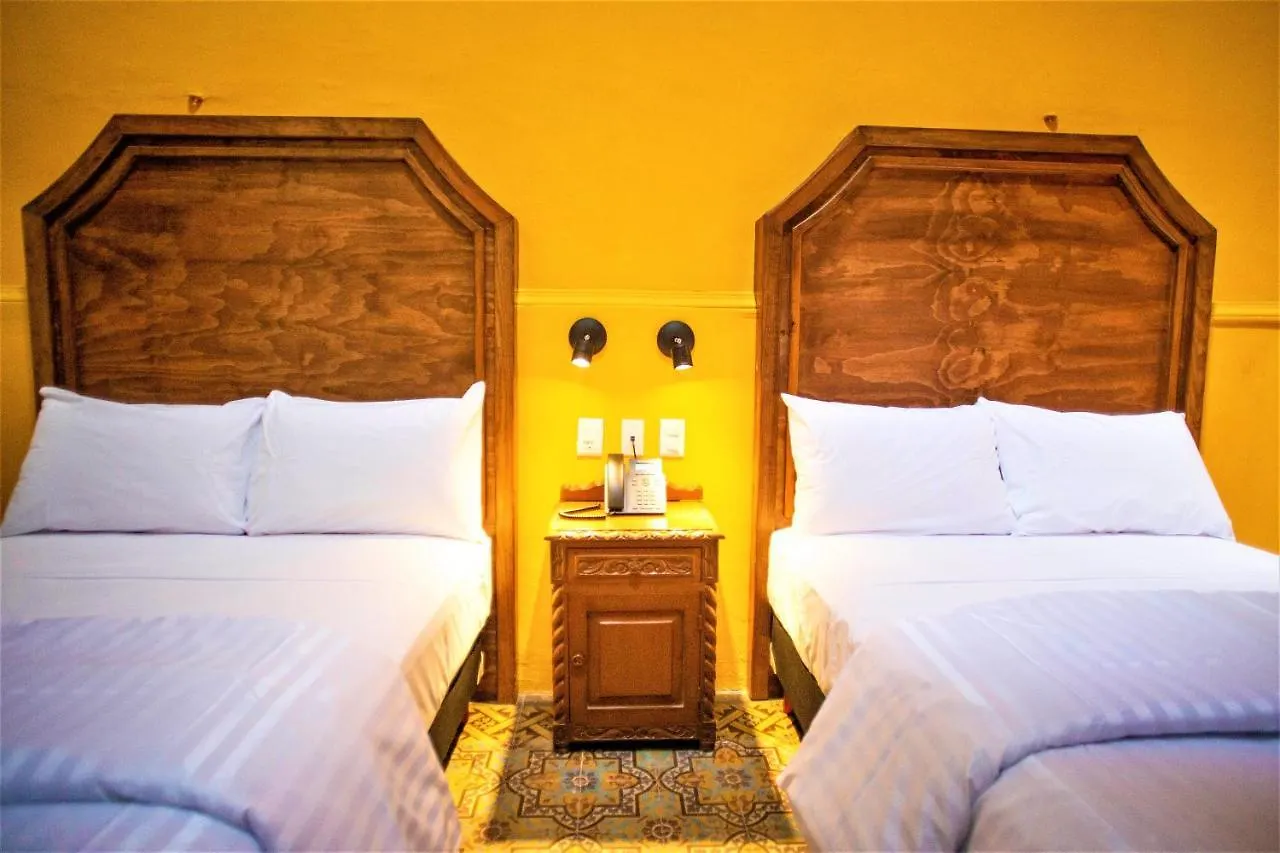 ***  Hotel Real Toledo By Kavia Mérida Mexique